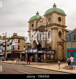 Wally il mulino a vento sul Golden Mile, Great Yarmouth, Norfolk. Questo edificio fu una volta una piscina parco giochi avventura ma è ora utilizzato per crazy golf Foto Stock