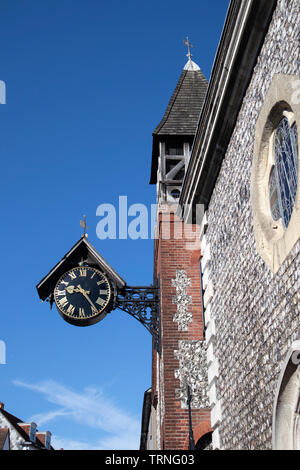 Orologio della città e campanile alla chiesa parrocchiale di San Michele a Lewes Foto Stock