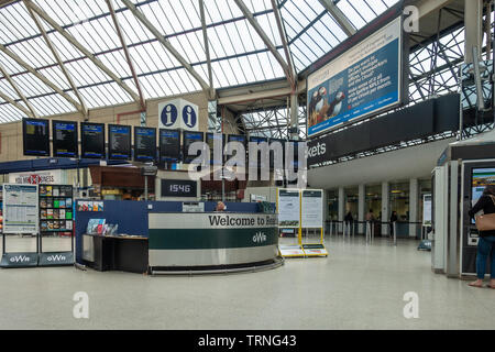 Il banco informazioni elettronici e schede di partenza nell'atrio principale alla lettura dalla stazione di Reading, Berkshire, Regno Unito Foto Stock
