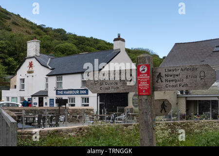 Il Harbour Inn e Il Pembrokeshire Coast path in signpost Solva, Pembrokeshire, Wales, Regno Unito Foto Stock