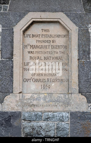 Memoriale sulla scialuppa di salvataggio dalla stazione di Solva, Pembrokeshire, Galles al capitano Charles Egerton presentato al RNLI da sua moglie Margaret. Foto Stock