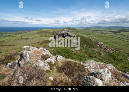 Strumble Head paesaggi costieri e robusto paesaggio roccioso durante l estate in Pembrokeshire, Wales, Regno Unito Foto Stock