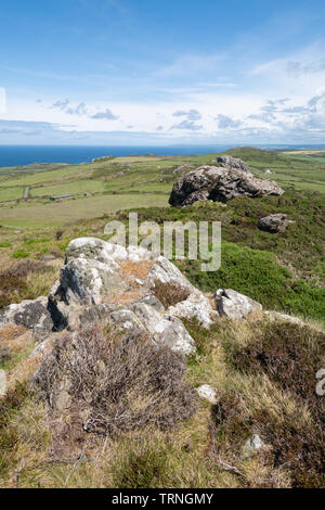 Strumble Head paesaggi costieri e robusto paesaggio roccioso durante l estate in Pembrokeshire, Wales, Regno Unito Foto Stock