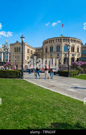 Oslo Il palazzo del Parlamento, vista in estate i giovani in cammino verso il parlamento norvegese ha edificio (Stortinget) nel centro città di Oslo, Norvegia. Foto Stock