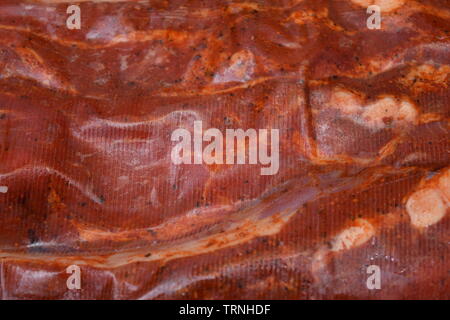 Chiudere la vista delle materie marinata di costolette di maiale in una plastica sacco a vuoto Foto Stock