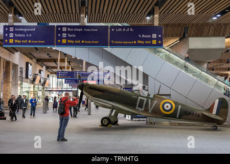 Londra, Regno Unito. Il 31 maggio 2019. Un full-sized replica Spitfire aeromobile è svelata l'atrio della stazione presso la stazione di London Bridge da Imperial War Museum (IWM) per contrassegnare 75 anni poiché il D-Day. Lo Spitfire provvista indispensabile supporto aereo per lo sbarco in Normandia come un caccia bombardiere. Credito: Guy Corbishley/Alamy Live News Foto Stock