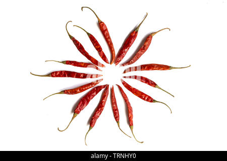 Rosso peperoncino essiccato o rilassatevi nel gruppo isolato su sfondo bianco. Foto Stock