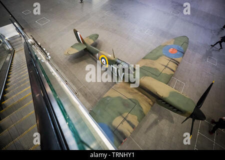 Londra, Regno Unito. Il 31 maggio 2019. Un full-sized replica Spitfire aeromobile è svelata l'atrio della stazione presso la stazione di London Bridge da Imperial War Museum (IWM) per contrassegnare 75 anni poiché il D-Day. Lo Spitfire provvista indispensabile supporto aereo per lo sbarco in Normandia come un caccia bombardiere. Credito: Guy Corbishley/Alamy Live News Foto Stock