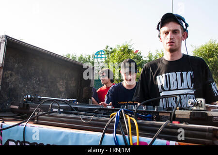 DJ che suona al Anti-Sonar libero squadrare partito rave fuori Sonar Festival, Barcellona, Spagna Foto Stock