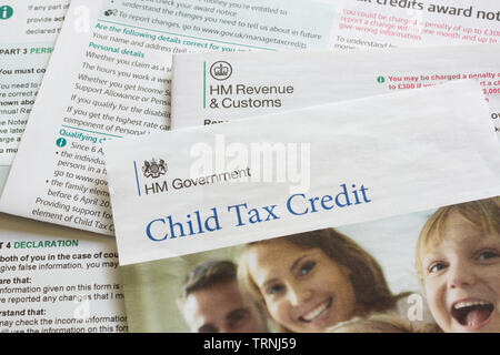 HMRC child tax credit rinnovo il promemoria per il governo le prestazioni di sicurezza sociale per le persone a bassa retribuzione del reddito da lavoro con i bambini Foto Stock