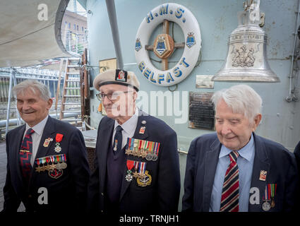 Londra, Regno Unito. Il 6 giugno 2019. Museo Imperiale della Guerra segna settantacinquesimo anniversario del D-Day lo sbarco a bordo HMS Belfast. Il D-Day reduci dal cieco veterani REGNO UNITO bordo della HMS Belfast, la nave che ha portato la Flotta Alleata sul D-Day. L-R Arthur Barnes, John Connelly e Nev fecce. Credito: Guy Corbishley/Alamy Live News Foto Stock