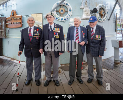 Londra, Regno Unito. Il 6 giugno 2019. Museo Imperiale della Guerra segna settantacinquesimo anniversario del D-Day lo sbarco a bordo HMS Belfast. Il D-Day reduci dal cieco veterani REGNO UNITO bordo della HMS Belfast, la nave che ha portato la Flotta Alleata sul D-Day. L-R Arthur Barnes, John Connelly, Nev fecce e Bob Jones. Credito: Guy Corbishley/Alamy Live News Foto Stock