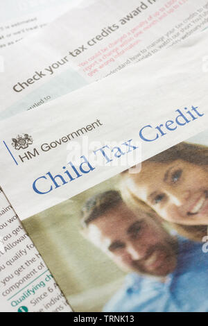 HMRC child tax credit rinnovo il promemoria per il governo le prestazioni di sicurezza sociale per le persone a bassa retribuzione del reddito da lavoro con i bambini Foto Stock