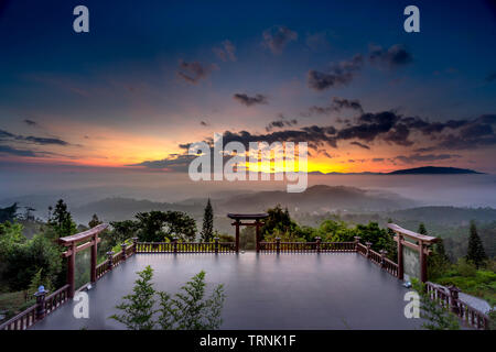 Tempio "Linh Quy Phap un', Bao Loc, Vietnam - giu 2, 2019: il magico alba la pagoda, circondato dalla rugiada e magica luce del tempio "Linh Quy Pha Foto Stock