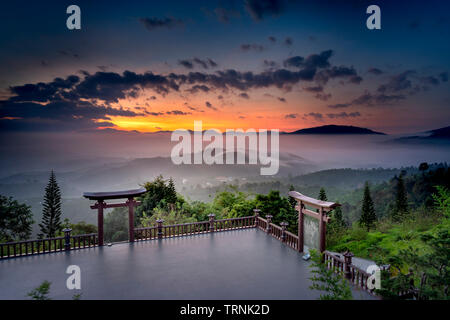 Tempio "Linh Quy Phap un', Bao Loc, Vietnam - giu 2, 2019: il magico alba la pagoda, circondato dalla rugiada e magica luce del tempio "Linh Quy Pha Foto Stock