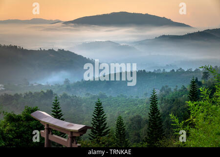 Il panorama fantasiosa alba dal tempio "Linh Quy Phap un' di Bao Loc district, provincia di Lam Dong, Vietnam Foto Stock