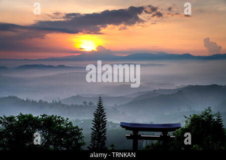 Il panorama fantasiosa alba dal tempio "Linh Quy Phap un' di Bao Loc district, provincia di Lam Dong, Vietnam Foto Stock