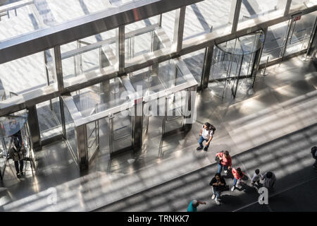 In vetro e acciaio Ingresso ai negozi presso i cantieri di hudson dispone di diverse porte girevoli, NYC, STATI UNITI D'AMERICA Foto Stock