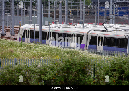 Immagine mostra Crossrail della nuova classe di Bombardier 345 treni in seduta sciavero alla Vecchia Quercia,Comune di Londra la settimana scorsa.I treni sono state destinate ad essere attualmente in esecuzione ma ritardi nella nuova riga significa che potrebbe non essere utilizzata fino al 2021. Nuove foto aeree mostrano decine di Crossrail è di nuovo high-tech treni inattivi in un deposito di Londra in attesa di essere utilizzati. I treni sono parte di un miliardo di sterline commissionata della flotta per il flagship progetto ferroviario, che si ritiene essere un costo di circa £ 17,6 miliardi. Crossrail comprato 70 treni, che hanno ciascuna camera per 1.500 passeggeri, ma solo 15 di loro sono attualmente in uso su ex Foto Stock