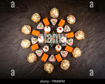 Un set di panini freschi in stile giapponese su uno sfondo scuro, vista dall'alto Foto Stock