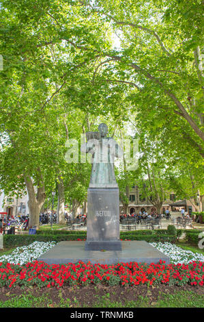 Petar Petrovic Njegos monumento situato in Ducic's Park nella città di Trebinje, situato nella Republika Srpska, in Bosnia ed Erzegovina. Foto Stock