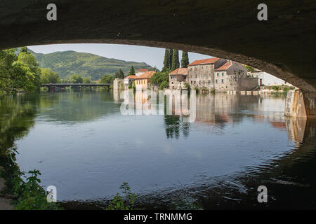 Una vista da sotto di un ponte stradale del fiume Trebišnjica a città di Trebinje, situato nella Republika Srpska, in Bosnia ed Erzegovina. Foto Stock
