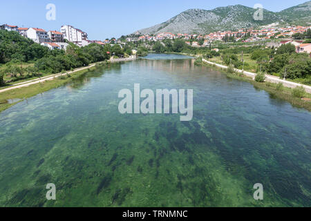 Una vista della città di Trebinje dal Arslanagića ponte situato nella Republika Srpska, in Bosnia ed Erzegovina. Foto Stock
