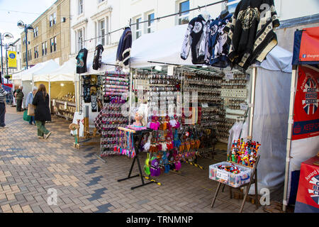 Open street market bancarella vendendo bigiotteria, gioielli, schiave, ornamenti e bracciali durante un International street market evento nel West Yorkshire Foto Stock