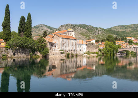 Una vista del fiume Trebišnjica a città di Trebinje, situato nella Republika Srpska, in Bosnia ed Erzegovina. Foto Stock