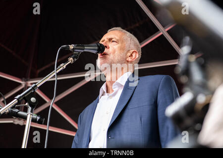 Il leader del partito laburista, Jeremy Corbyn rivolgendosi al pubblico durante il London anti Trump proteste. Foto Stock