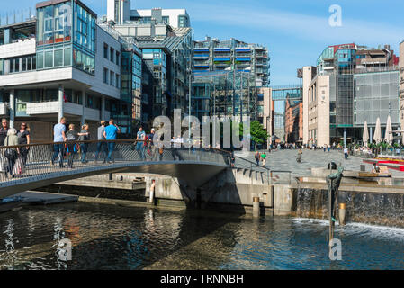 Oslo Aker Brygge, vista degli edifici moderni in Bryggertorget nella Aker Brygge quartiere portuale di Oslo, Norvegia. Foto Stock
