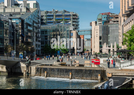 Aker Brygge Oslo, vista di edifici moderni in Bryggertorget nella Aker Brygge quartiere portuale di Oslo, Norvegia. Foto Stock