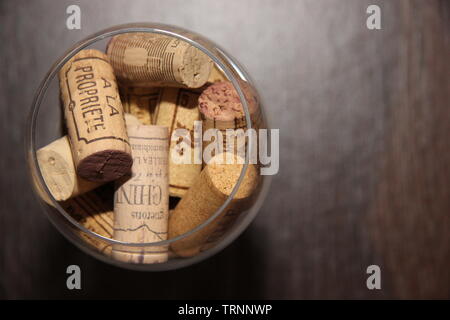 Foto di tappi di sughero in bicchiere di vino immagini e fotografie stock  ad alta risoluzione - Alamy