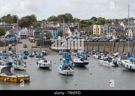 Barche ormeggiate nel porto a Saundersfoot, Pembrokeshire, Galles Foto Stock