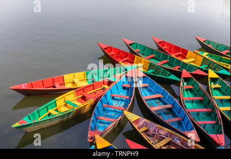 Il Nepal colorate barche di parcheggio nel lago Phewa Pokhara Nepal Foto Stock