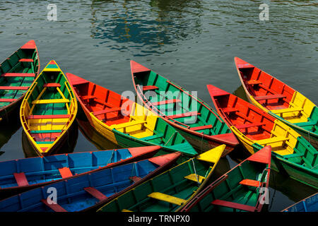 Le barche del Nepal,file colorate barche nel famoso lago Phewa Pokhara Nepal Foto Stock