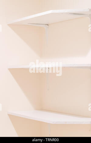 Set di vuoto bianco ripiani dello store. Retail Shelf rack. Vetrina. Mockup template pronti per il vostro design. Foto Stock