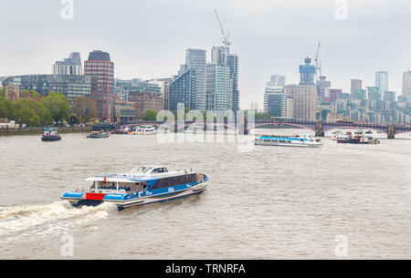 London, Regno Unito - 17 Maggio 2019 - fiume Thames clipper barca e Lambeth Bridge. Lambeth Bridge è un traffico su strada e il ponte pedonale che attraversa il fiume Tamigi iin Foto Stock