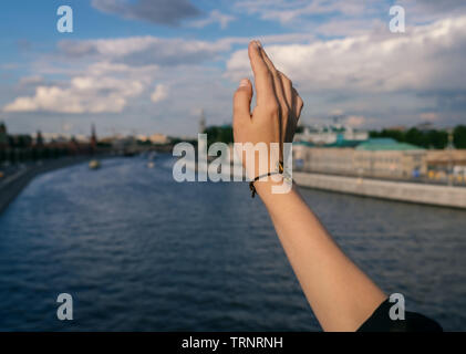 Donna di mano toccare il cielo. Foto Stock