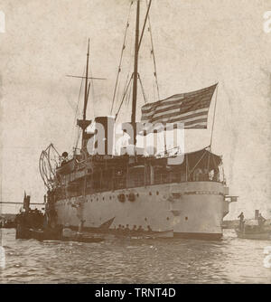 Antique c1899 fotografia, Ammiraglio Dewey ammiraglia di "Olympia" come è arrivato a New York Bay da Manila. Foto originale da B.L. Singley. Fonte: STEREOVIEW ORIGINALE CARD. Foto Stock