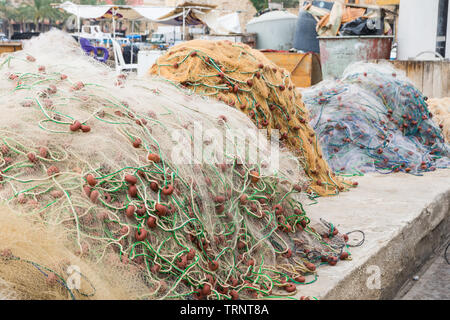 Le reti da pesca nel porto di pneumatici, Pneumatici, Libano Foto Stock
