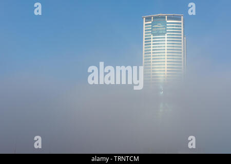 "RAK, RAK/EMIRATI ARABI UNITI - 10/5/2018 Ras Al Khaimah City negli Emirati Arabi Uniti nella nebbia mattutina. Julphur torri, RAK proprietà, in nubi. Foto Stock