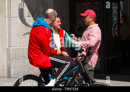 Cork, Irlanda, 10 Giugno, 2019. I giovani coinvolti in reati introito su St Patricks Street, Città di Cork. Gli attori di essere informato dal direttore e produttore di set . Credito: Damian Coleman. Credito: Damian Coleman/Alamy Live News Foto Stock