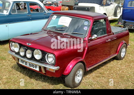 Red Mini pickup truck a Woodcote Rally 2019 Foto Stock