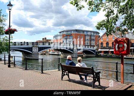 Windsor e Eton ponte pedonale sul Tamigi su una soleggiata giornata d'estate,a Windsor Berkshire England Regno Unito Foto Stock