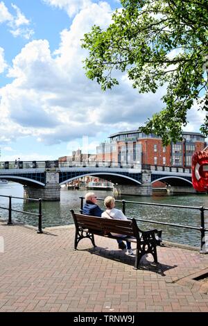 Windsor e Eton ponte pedonale sul Tamigi su una soleggiata giornata d'estate,a Windsor Berkshire England Regno Unito Foto Stock