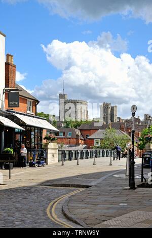 Il Castello di Windsor e vista da Eton con il Windsor ponte pedonale in primo piano, Berkshire England Regno Unito Foto Stock