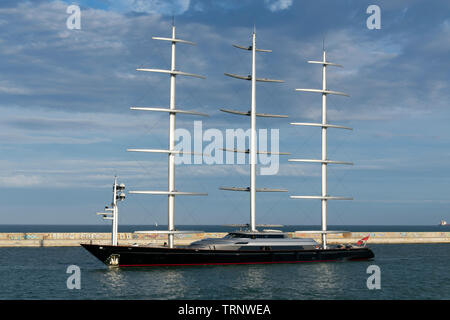 Il Maltese Falcon yatch entrando nel porto di Barcellona. Foto Stock