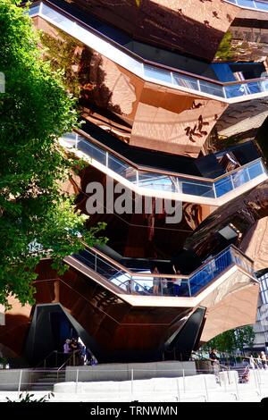 La nave, un arte pubblica struttura di arrampicata, ancore Hudson Yards Piazza all'estremità nord della linea alta, New York, NY, STATI UNITI D'AMERICA Foto Stock