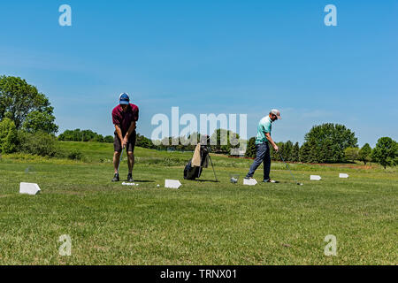 Gli amanti del golf sul driving range Foto Stock